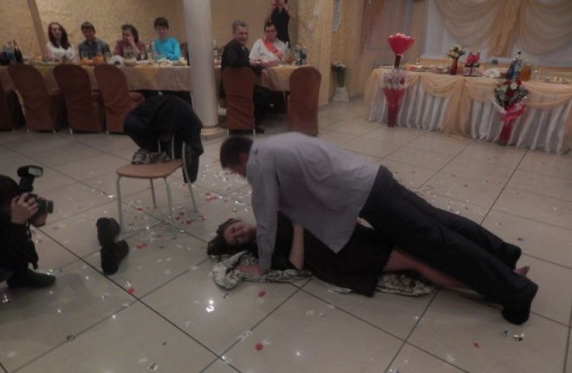 The most bizarre competitions at the wedding: 25 photos that all ashamed
