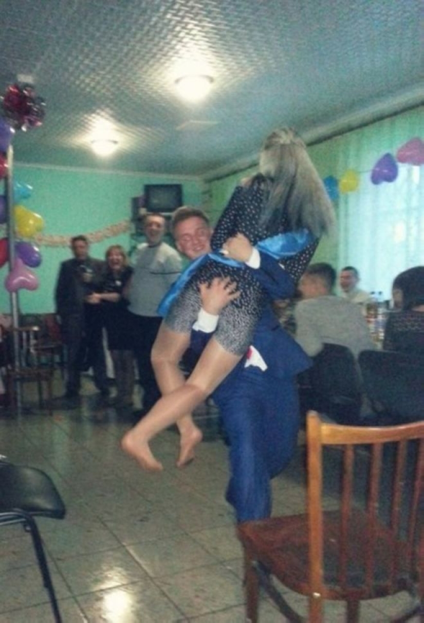 The most bizarre competitions at the wedding: 25 photos that all ashamed