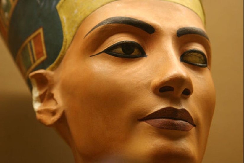 The mysterious fate of Queen Nefertiti: early marriage, plague, intrigue, and the disappearance of