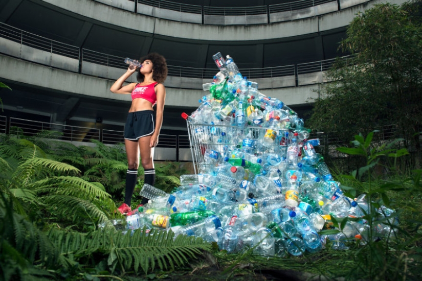 The photographer has not thrown out garbage for four years for the sake of a photo shoot