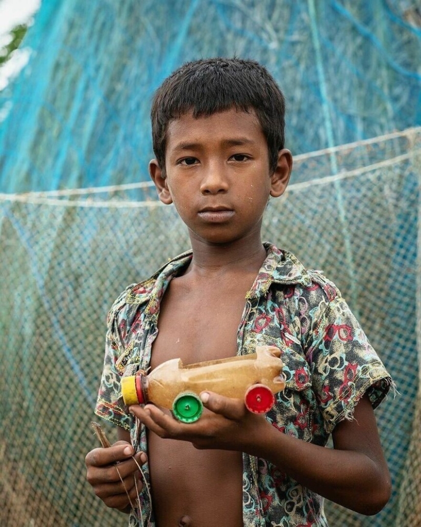 The photographer has shown how the childhood in different parts of the world