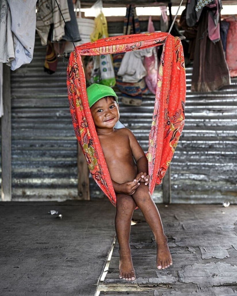 The photographer has shown how the childhood in different parts of the world