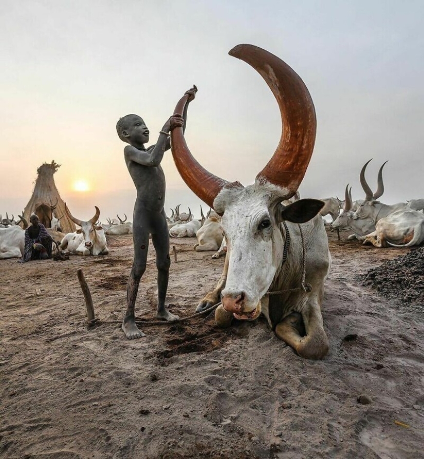 The photographer has shown how the childhood in different parts of the world