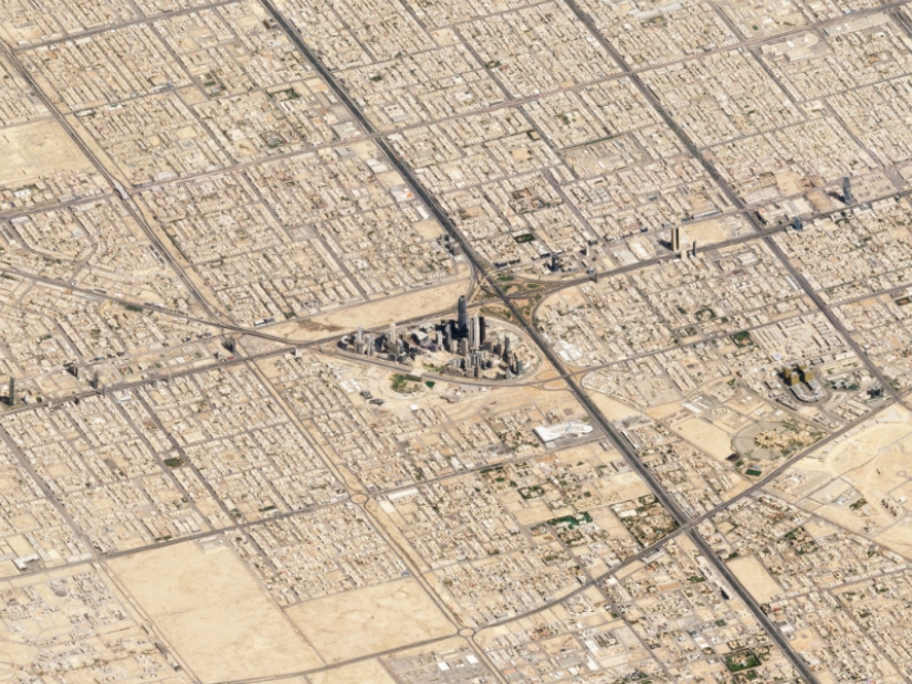 The satellite, tilt the camera: photos from space that are not similar to Google maps