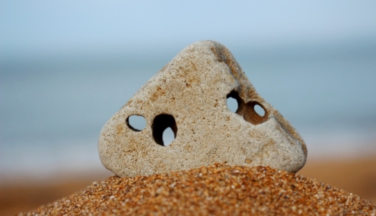 The secret of the "chicken god" — why stones with a hole are valued all over the world