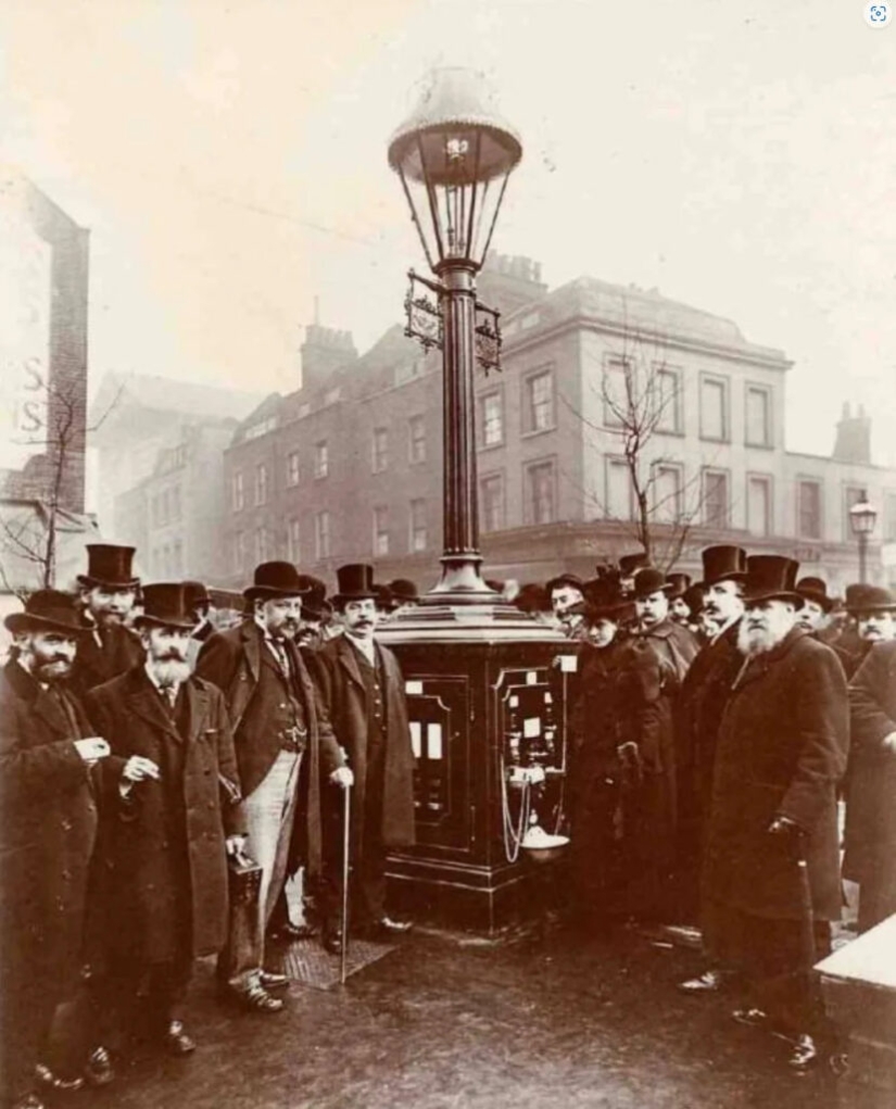 The story of Pluto Lamp: how a Briton taught lanterns to sell coffee and call the police