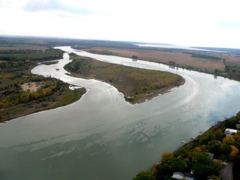 The story of the steamship "Arabia", which sank in the river, and was found in a corn field