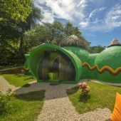 The woman built in the middle of the jungle house is made of concrete and dishwashing detergent