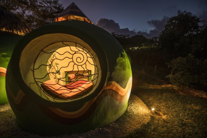 The woman built in the middle of the jungle house is made of concrete and dishwashing detergent