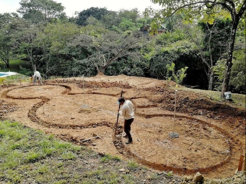 The woman built in the middle of the jungle house is made of concrete and dishwashing detergent