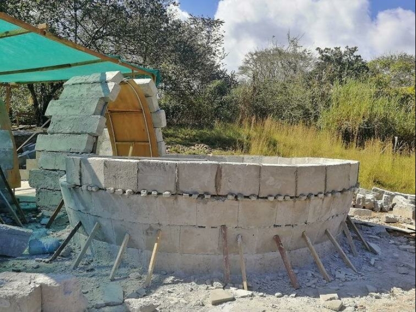 The woman built in the middle of the jungle house is made of concrete and dishwashing detergent