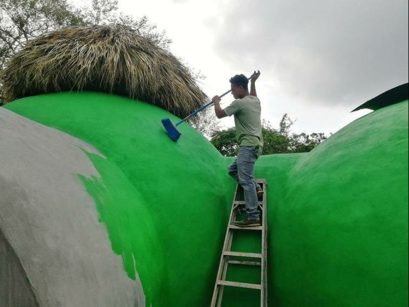 The woman built in the middle of the jungle house is made of concrete and dishwashing detergent