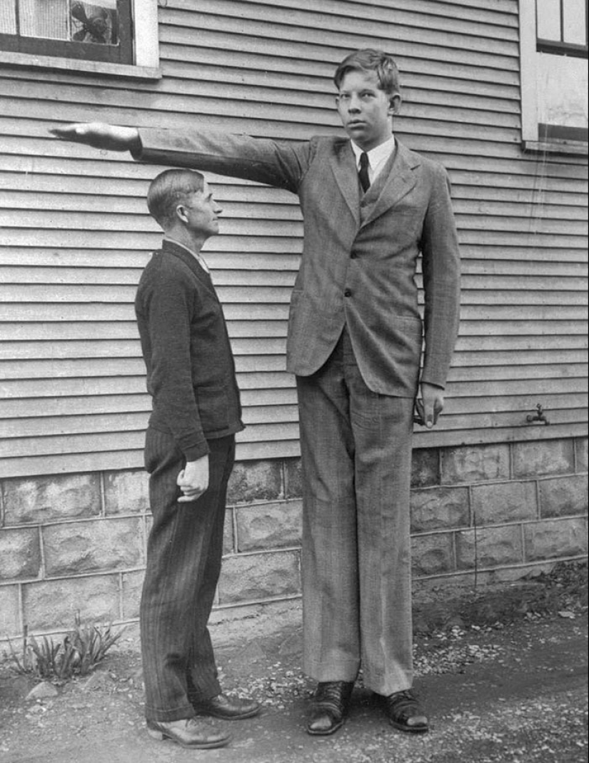 There is a video that shows how big was Robert Wadlow — the tallest man in history
