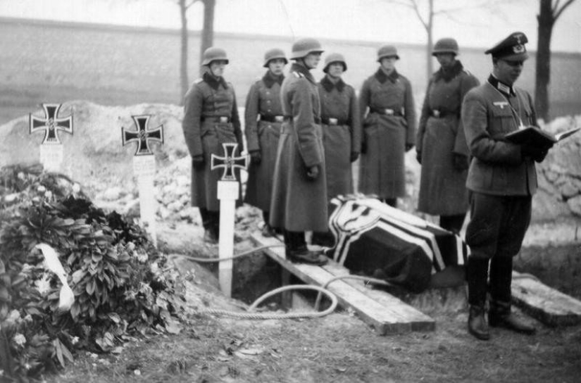 &quot;They buried as many soldiers as could fit in the hole&quot;: about the differences between German and Soviet graves