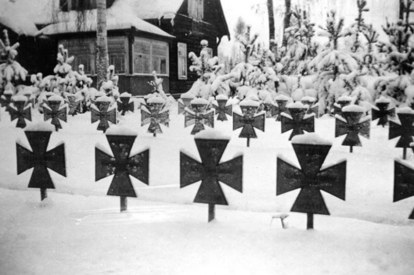 &quot;They buried as many soldiers as could fit in the hole&quot;: about the differences between German and Soviet graves