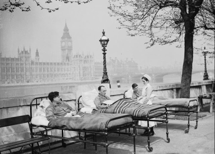 This crazy, vibrant London in black and white photographs from the 1930s