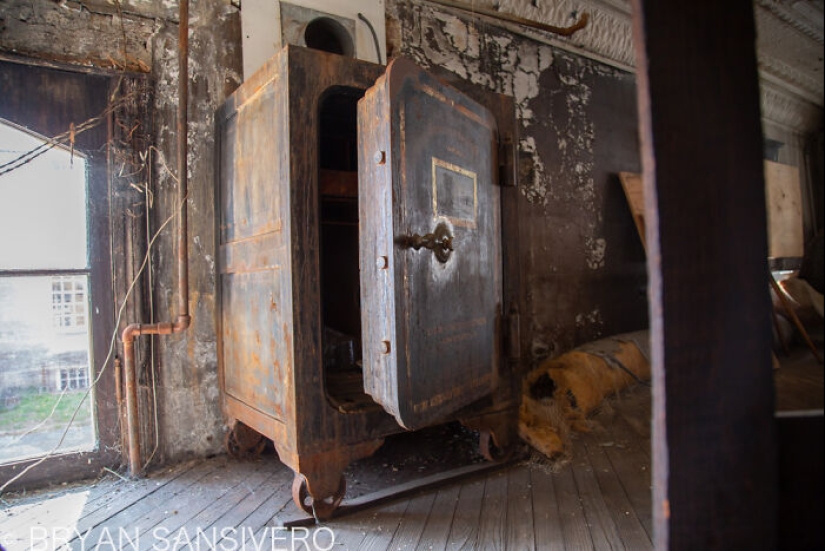 This Forgotten Pharmacy Is A Time Capsule From The Past