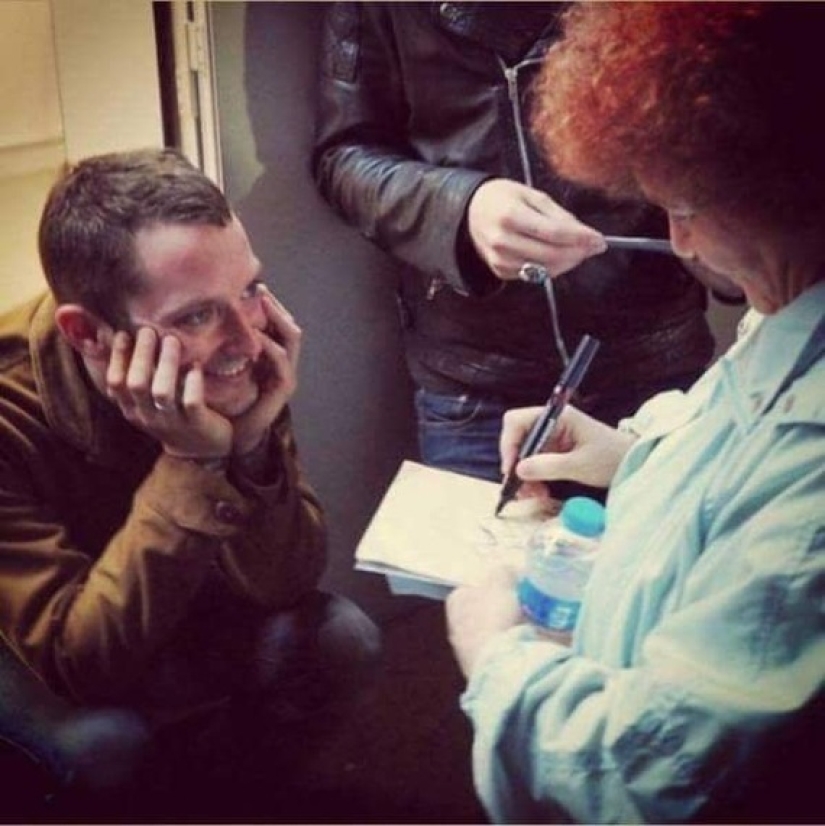 This Guy Won't Send You to Mordor: Elijah Wood is a master of soulful selfies with Fans