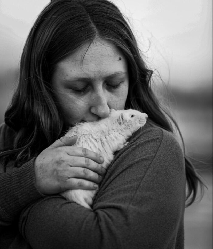 This Photographer Captures People With Their Pets Before They Cross The “Rainbow Bridge”