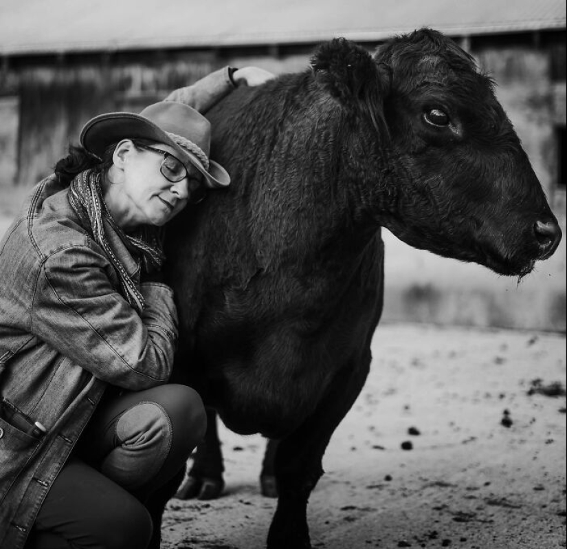 This Photographer Captures People With Their Pets Before They Cross The “Rainbow Bridge”