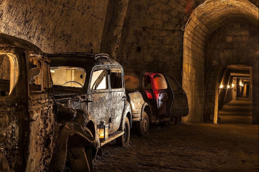 Túnel abandonado bajo Nápoles, que se convirtió en una cripta para los coches