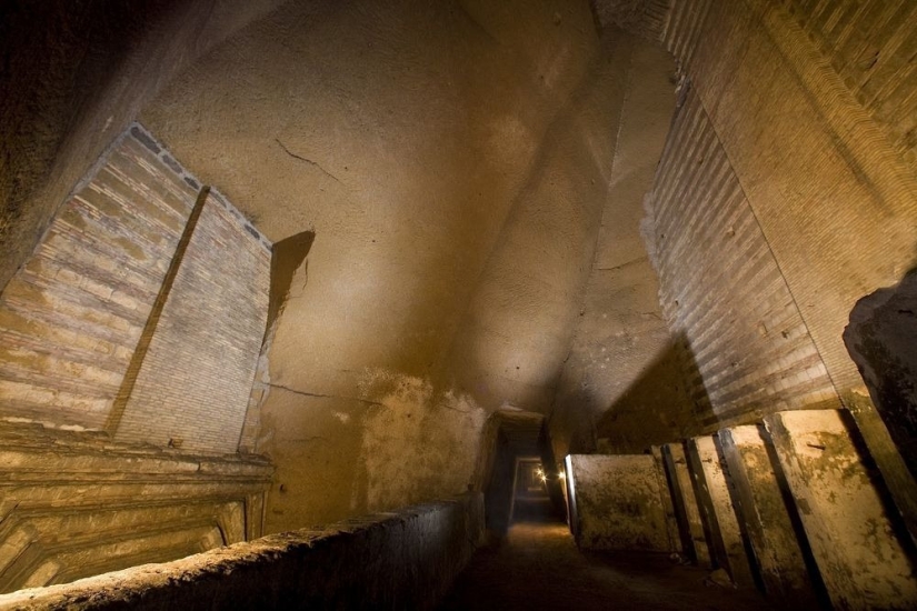 Túnel abandonado bajo Nápoles, que se convirtió en una cripta para los coches