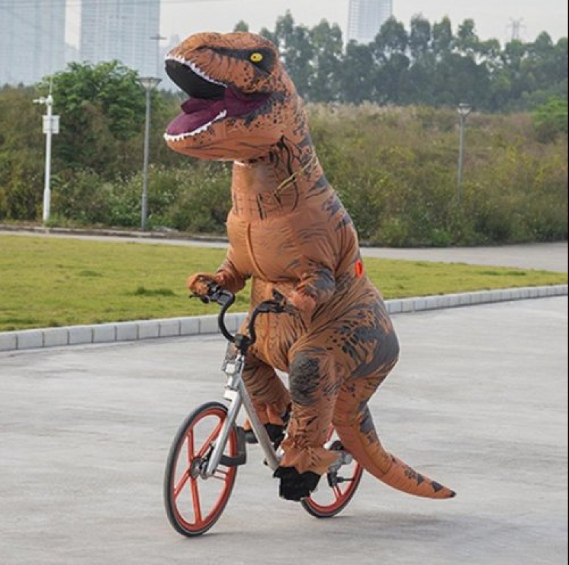 Todo el mundo sueña con este traje de tiranosaurio, y he aquí por qué