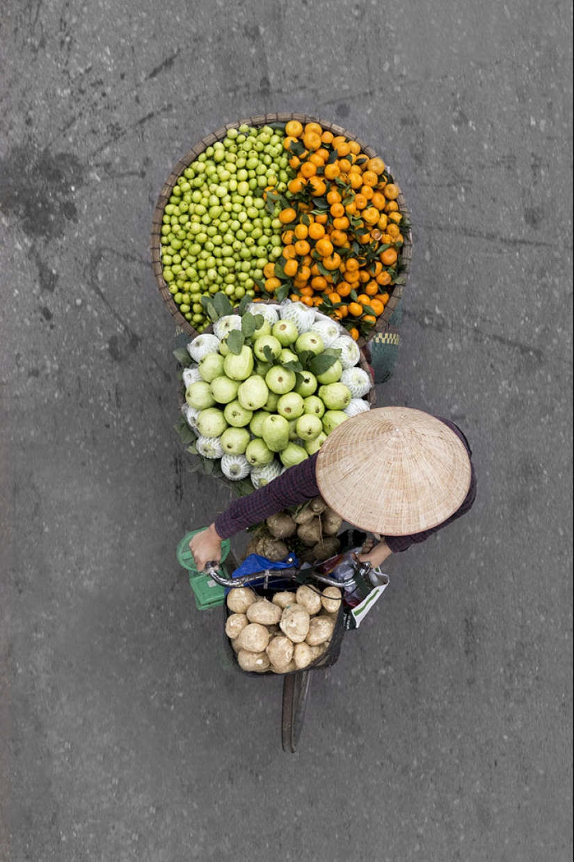 Top view: The photographer spent whole days on the bridge and took pictures of street vendors