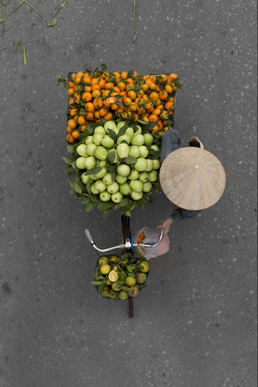 Top view: The photographer spent whole days on the bridge and took pictures of street vendors