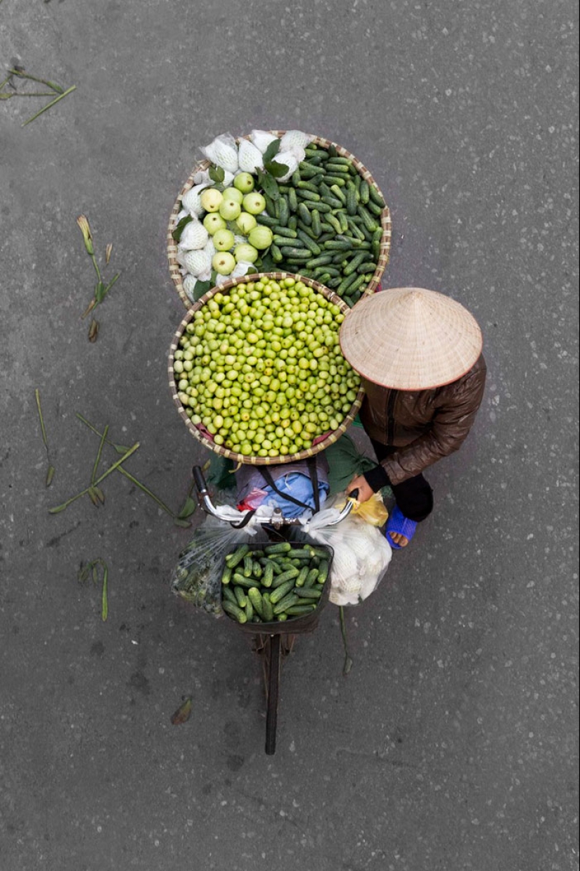 Top view: The photographer spent whole days on the bridge and took pictures of street vendors