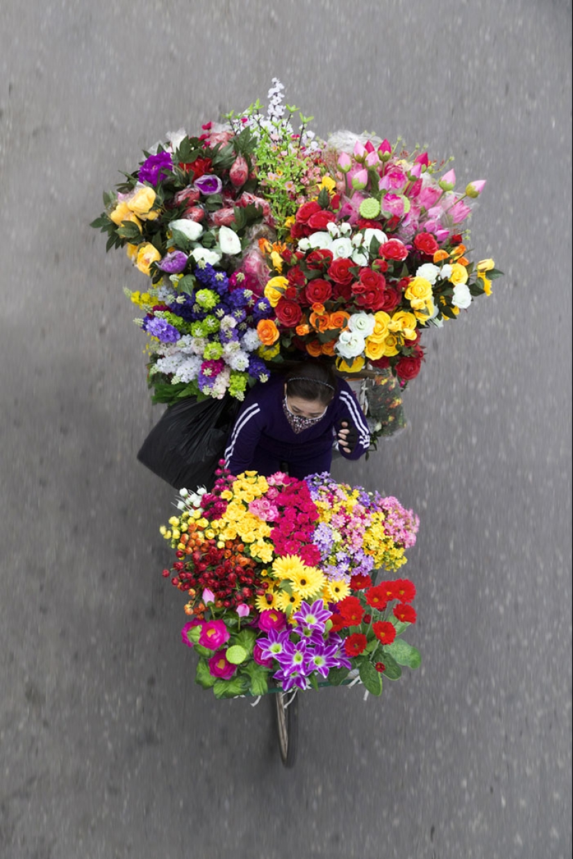 Top view: The photographer spent whole days on the bridge and took pictures of street vendors