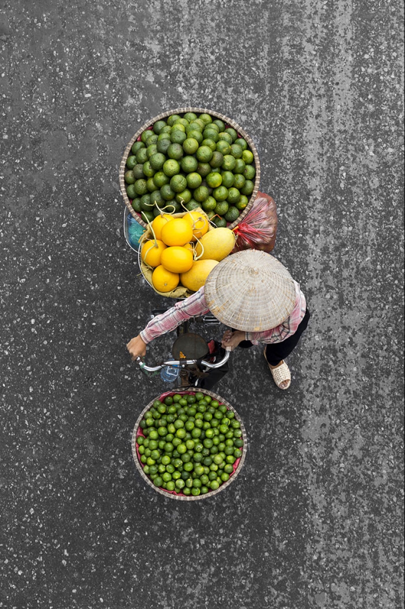 Top view: The photographer spent whole days on the bridge and took pictures of street vendors