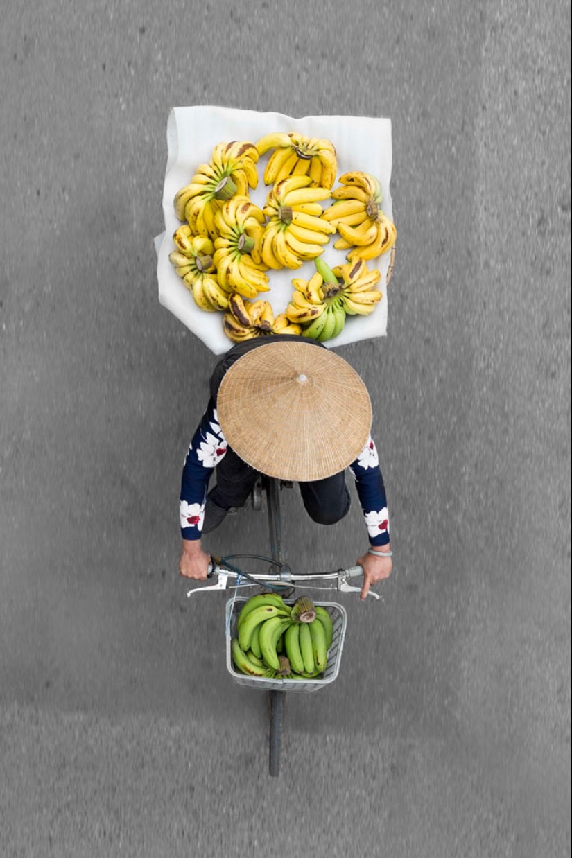 Top view: The photographer spent whole days on the bridge and took pictures of street vendors