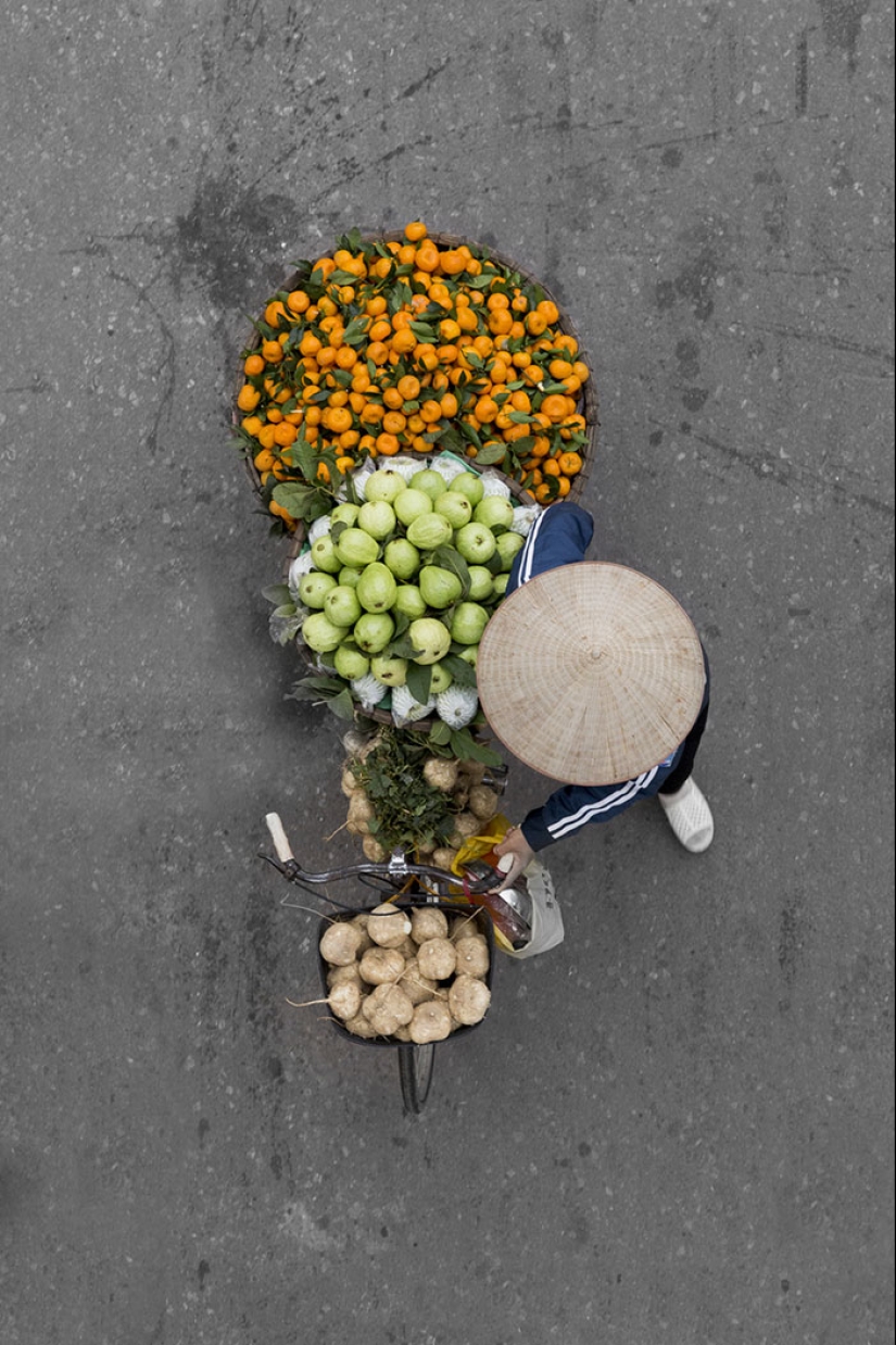 Top view: The photographer spent whole days on the bridge and took pictures of street vendors