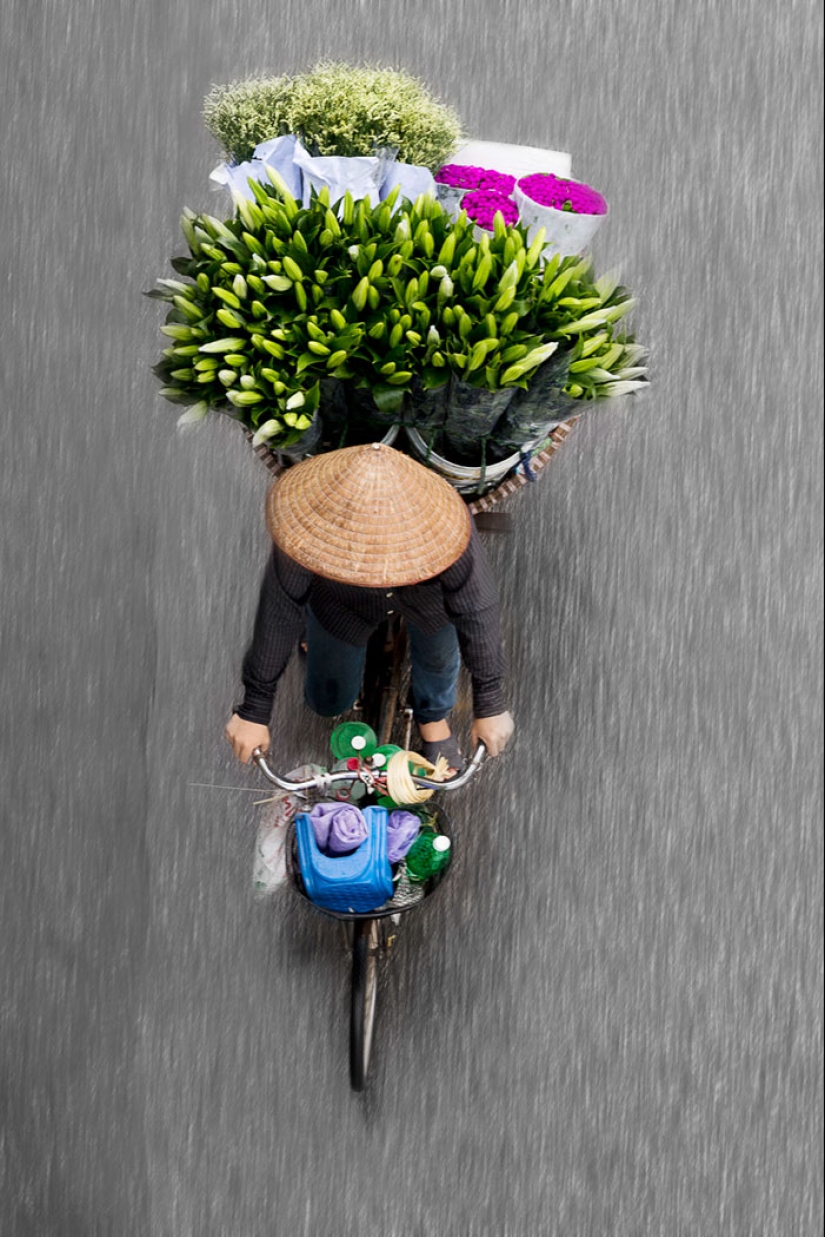 Top view: The photographer spent whole days on the bridge and took pictures of street vendors