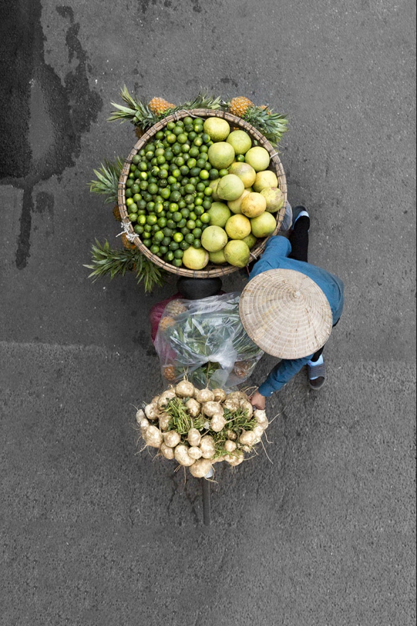 Top view: The photographer spent whole days on the bridge and took pictures of street vendors