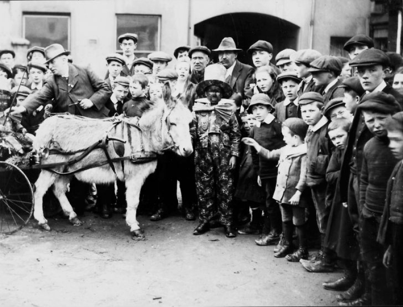 Trajes extraños, acróbatas y payasos espeluznantes-fotos de un circo ambulante en 1910