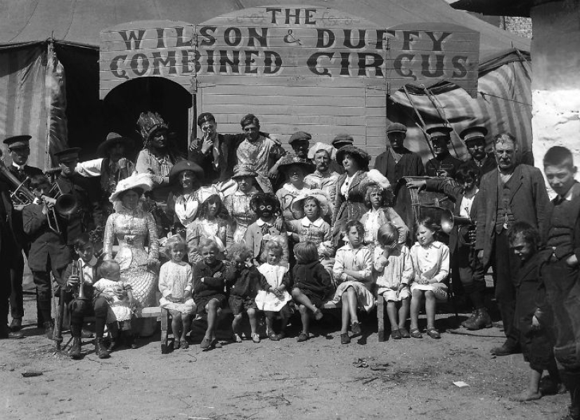 Trajes extraños, acróbatas y payasos espeluznantes-fotos de un circo ambulante en 1910