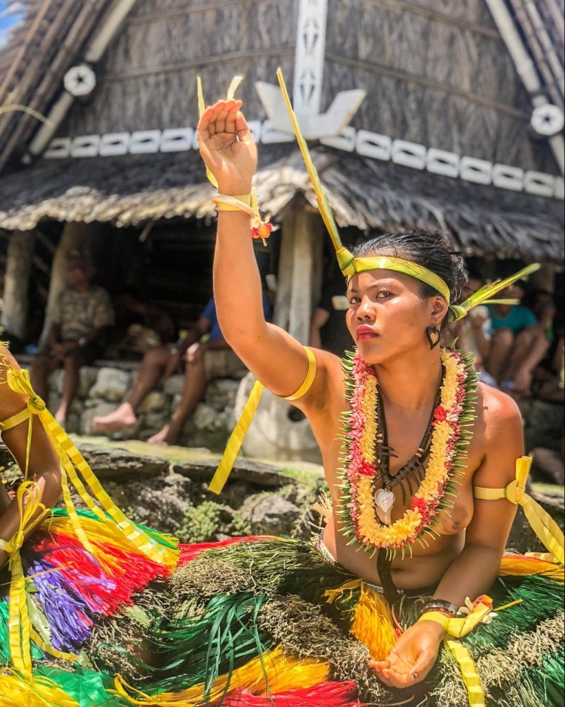 Tropical Paradise: Micronesia and the Marshall Islands in pictures by Robert Michael Poole