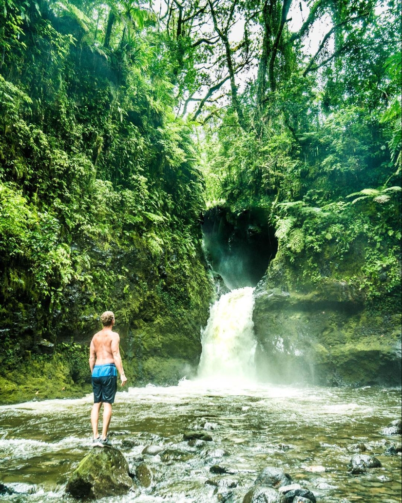 Tropical Paradise: Micronesia and the Marshall Islands in pictures by Robert Michael Poole