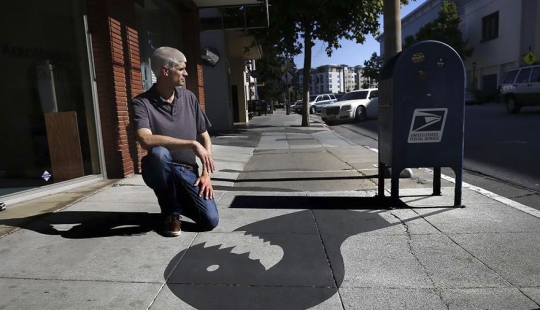 Un artista callejero “reemplazó” 20 sombras de la ciudad con flores y monos, y muchos ni siquiera se dieron cuenta