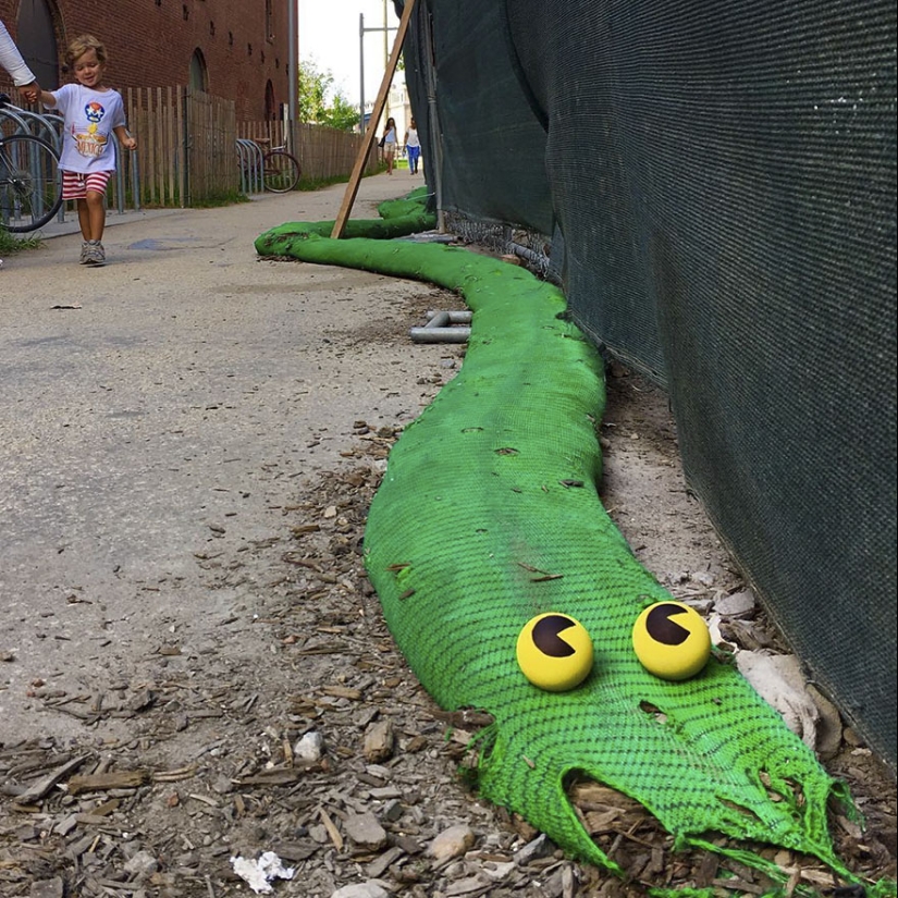 Un artista de Nueva York sabe tocar un nocturno en una flauta de desagüe