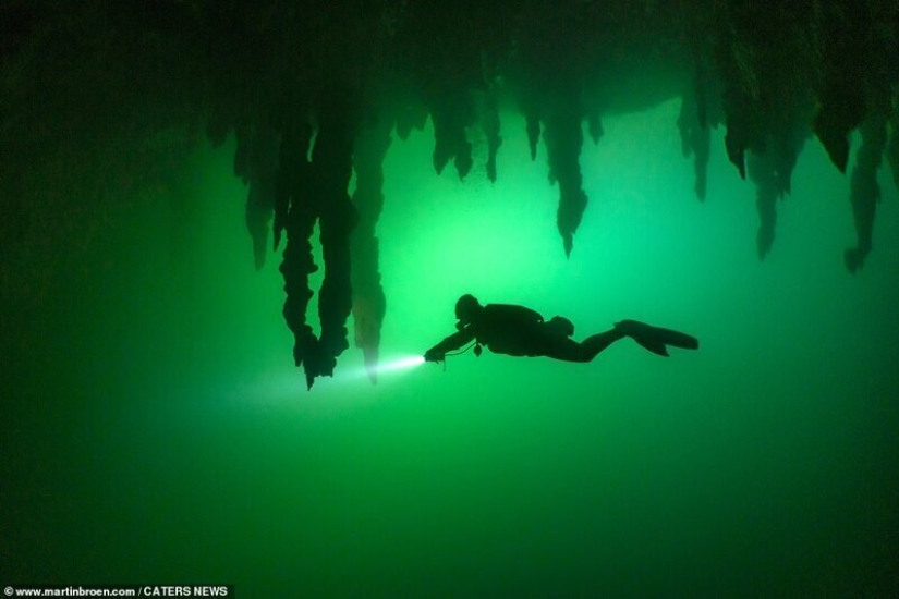 Un buzo arriesga su vida para hacer impresionantes imágenes de las cuevas submarinas en México