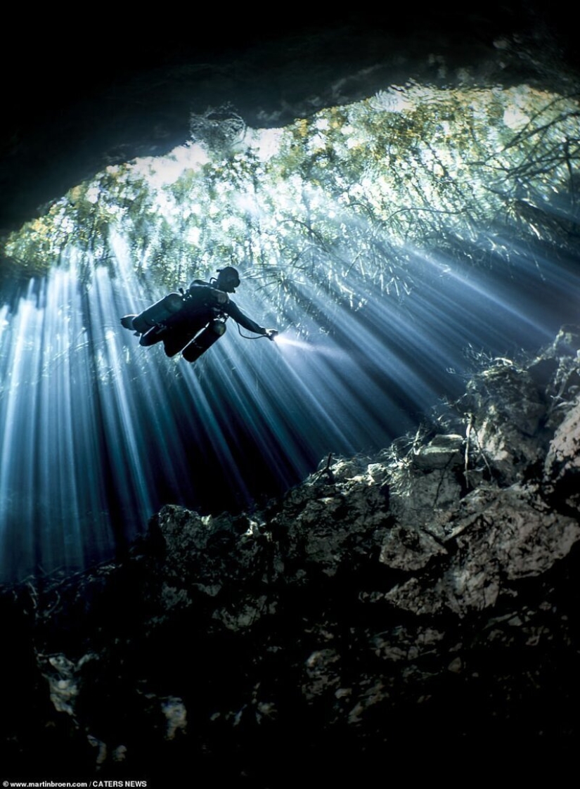 Un buzo arriesga su vida para hacer impresionantes imágenes de las cuevas submarinas en México