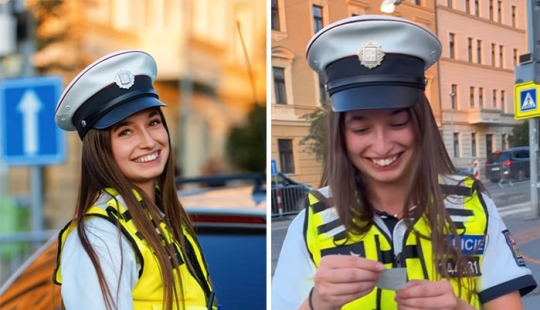 Un fotógrafo captura las reacciones de las personas al mirar sus propias fotografías y aquí están 15 de las mejores