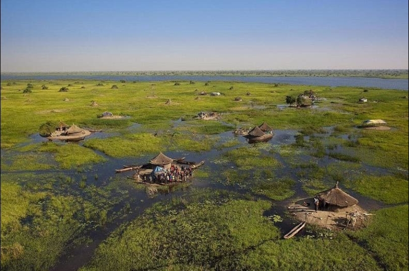 Un pintoresco pueblo en un pantano en Sudán del Sur