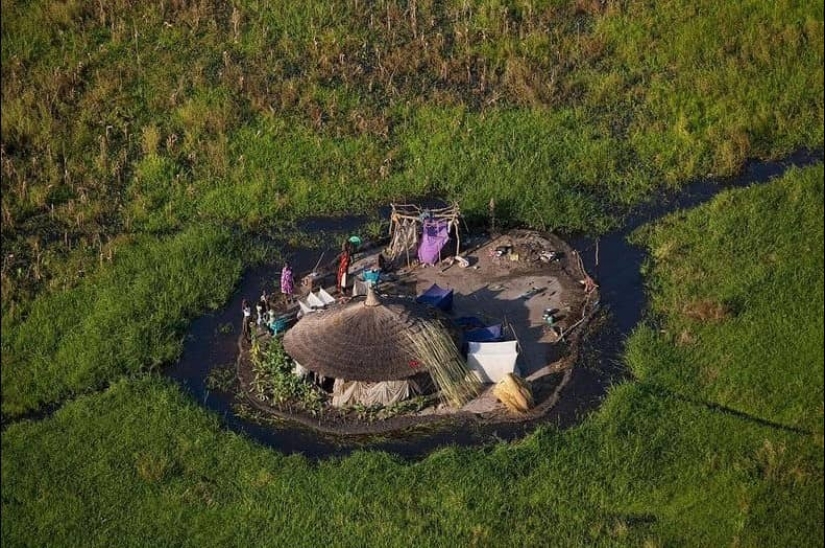Un pintoresco pueblo en un pantano en Sudán del Sur