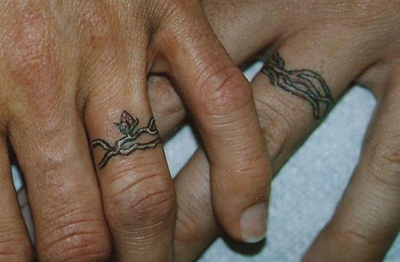 Un tatuaje en lugar de un anillo de compromiso