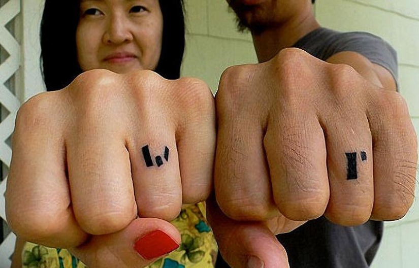 Un tatuaje en lugar de un anillo de compromiso