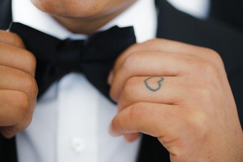 Un tatuaje en lugar de un anillo de compromiso